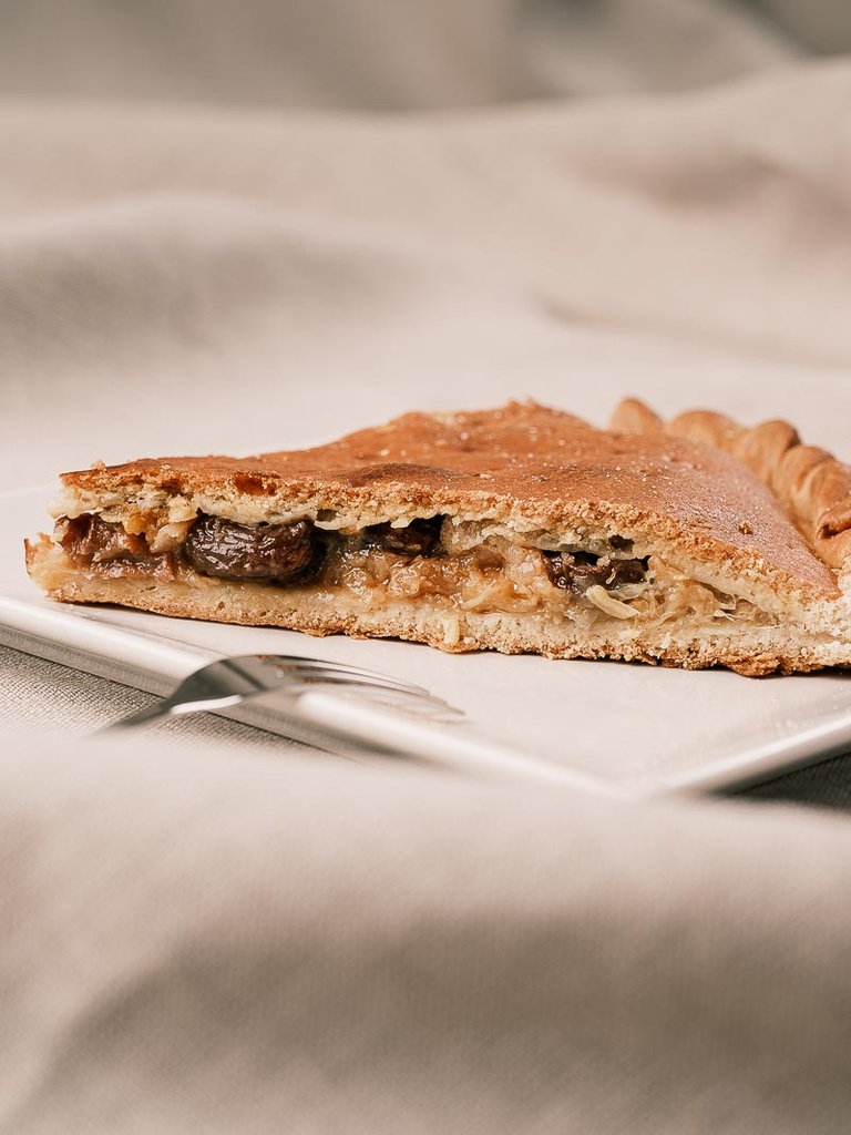 Empanada gallega bacalao con pasas
