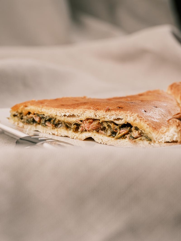 Empanada gallega de lacón con grelos