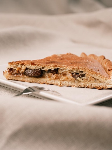 Empanada de bacalao con pasas